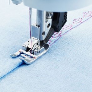 Topstikningsfod til hjre kant med to niveauer